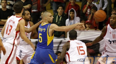 לימונד מול שחקני ירושלים. בסיבוב הקודם ראו אותם יותר (שי לוי)