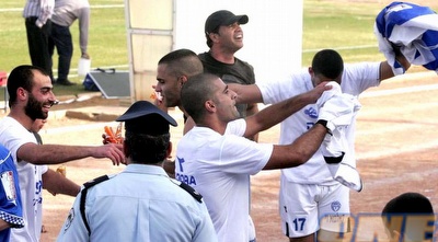 שחקני קביליו יפו חוגגים עליה. סיימו את העונה עם ניצחון (קובי אליהו)