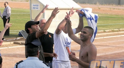 שחקני קביליו יפו חוגגים עליה (קובי אליהו)