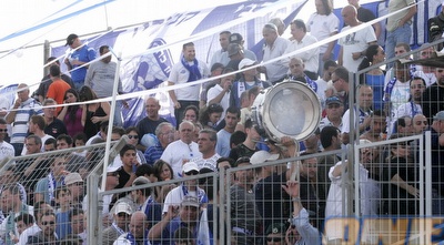 אוהדי קביליו יפו חוגגים עליה (קובי אליהו)