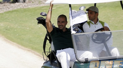 חיים רביבו בקיסריה. מהאוטובוס הקבוצתי לרכב הגולף (דרור עינב) חיים רביבו בקיסריה. מהאוטובוס הקבוצתי לרכב הגולף (דרור עינב)