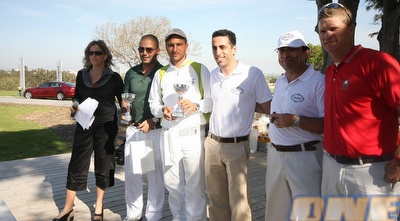 רביבו מציג לראווה את הגביע. &qout; (דרור עינב) רביבו מציג לראווה את הגביע. &qout; (דרור עינב)