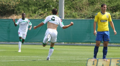 שחקני חיפה חוגגים את שער היתרון, מכבי בהלם (עמית מצפה) שחקני חיפה חוגגים את שער היתרון, מכבי בהלם (עמית מצפה)