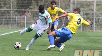 אורי כהן מנסה לעצור את סולליך, אחד הטובים בחיפה (עמית מצפה) אורי כהן מנסה לעצור את סולליך, אחד הטובים בחיפה (עמית מצפה)