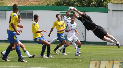 מייק חן מתעופף ומונע מצב מסוכן משחקני חיפה (עמית מצפה) מייק חן מתעופף ומונע מצב מסוכן משחקני חיפה (עמית מצפה)