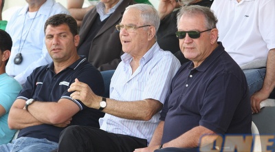 שחר התמקם ביציע לצדו של צ´יזיק. רואים את דור העתיד (עמית מצפה) שחר התמקם ביציע לצדו של צ´יזיק. רואים את דור העתיד (עמית מצפה)