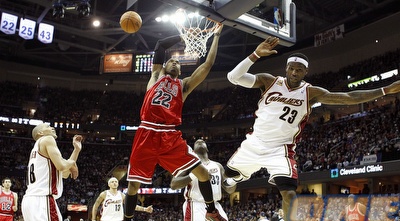 טאז´ גיבסון מפספס דאנק. לברון מתעופף, שאקיל ופארקר מתבוננים (GettyImages) טאז´ גיבסון מפספס דאנק. לברון מתעופף, שאקיל ופארקר מתבוננים (GettyImages)