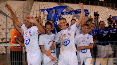 שחקני עכו מאושרים עם האוהדים בסיום הניצחון מול הפועל פ&qout;ת (שי לוי) שחקני עכו מאושרים עם האוהדים בסיום הניצחון מול הפועל פ&qout;ת (שי לוי)