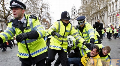 משטרה בריטית (רויטרס) משטרה בריטית (רויטרס)