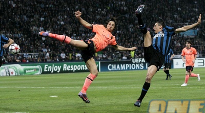 זלאטן איברהימוביץ´ ולוסיו מפגינים גמישות (רויטרס) זלאטן איברהימוביץ´ ולוסיו מפגינים גמישות (רויטרס)