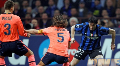 דייגו מיליטו מול קרלס פויול וג´רארד פיקה (רויטרס) דייגו מיליטו מול קרלס פויול וג´רארד פיקה (רויטרס)