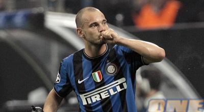 ווסלי סניידר חוגג את שער השוויון לזכות אינטר (רויטרס) ווסלי סניידר חוגג את שער השוויון לזכות אינטר (רויטרס)