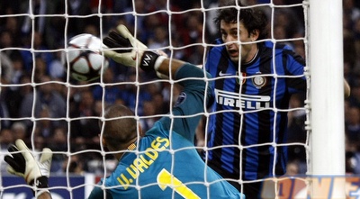 מיליטו נוגח את השלישי של אינטר (רויטרס) מיליטו נוגח את השלישי של אינטר (רויטרס)