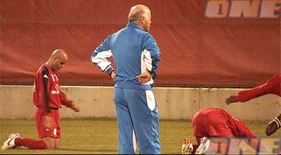 דרור קשטן באימון הפועל ת&qout;א. לקח את הקבוצה למסע המופלא באירופה דרור קשטן באימון הפועל ת&qout;א. לקח את הקבוצה למסע המופלא באירופה