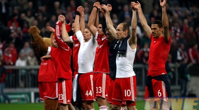 שחקני באיירן חוגגים עם הקהל את הניצחון על ליון (GettyImages)