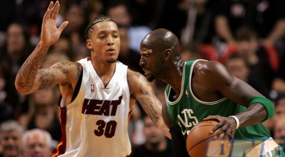 גארנט מול ביזלי. שניהם סיימו עם 16 נקודות (GettyImages) גארנט מול ביזלי. שניהם סיימו עם 16 נקודות (GettyImages)