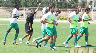 דקל קינן רץ עם חבריו באימון מכבי חיפה, היום (עמית מצפה) דקל קינן רץ עם חבריו באימון מכבי חיפה, היום (עמית מצפה)