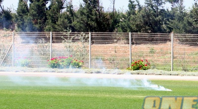 רימון עשן שנזרק במהלך אימון הבוקר של מכבי חיפה (עמית מצפה) רימון עשן שנזרק במהלך אימון הבוקר של מכבי חיפה (עמית מצפה)