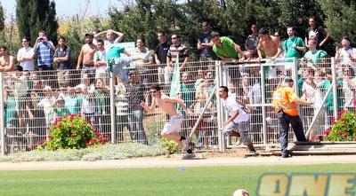 אוהדי מכבי חיפה פורצים לכר הדשא (עמית מצפה) אוהדי מכבי חיפה פורצים לכר הדשא (עמית מצפה)