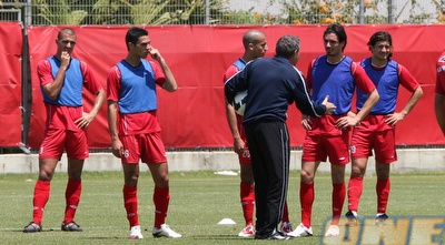 גוטמן מדבר עם שחקניו במהלך האיצון. יש לחץ (רועי גלדסטון) גוטמן מדבר עם שחקניו במהלך האיצון. יש לחץ (רועי גלדסטון)