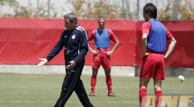 אלי גוטמן לא מרוצה ממה שהוא רואה, היום באימון הפועל ת&qout;א (רועי גלדסטון) אלי גוטמן לא מרוצה ממה שהוא רואה, היום באימון הפועל ת&qout;א (רועי גלדסטון)