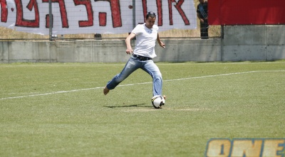 אלי טביב באימון. הכניע פעמיים את אניימה מהנקודה הלבנה (רועי גלדסטון) אלי טביב באימון. הכניע פעמיים את אניימה מהנקודה הלבנה (רועי גלדסטון)