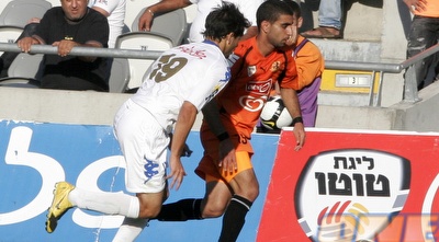 דור מלול מול ג´ורג אמסיס, שניסה את כוחו אך החטיא ממצב נוח (שי לוי) דור מלול מול ג´ורג אמסיס, שניסה את כוחו אך החטיא ממצב נוח (שי לוי)