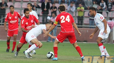 חלאילה בין שחקני ב&qout;ש. החמיץ הזדמנות נהדרת לכבוש כבר בפתיחה (עמית מצפה) חלאילה בין שחקני ב&qout;ש. החמיץ הזדמנות נהדרת לכבוש כבר בפתיחה (עמית מצפה)