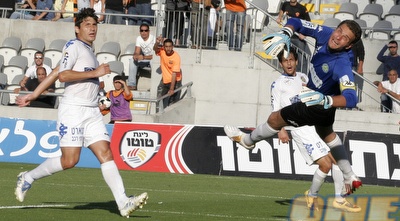 לירן שטראובר מתעופף. הציל את מכבי ת&qout;א מספיגה לקראת הסיום (שי לוי) לירן שטראובר מתעופף. הציל את מכבי ת&qout;א מספיגה לקראת הסיום (שי לוי)