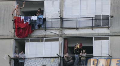 אוהדי אשדוד צופים מהמרפסת (קובי אליהו) אוהדי אשדוד צופים מהמרפסת (קובי אליהו)