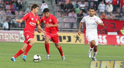 גנאים שם עין על מליקסון. קפטן ב&qout;ש מנסה להוציא את קבוצתו קדימה (עמית מצפה) גנאים שם עין על מליקסון. קפטן ב&qout;ש מנסה להוציא את קבוצתו קדימה (עמית מצפה)