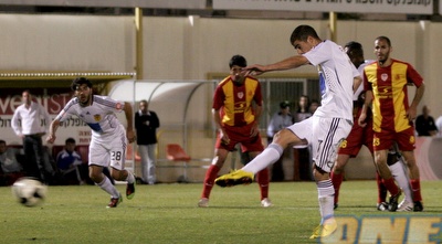 בן שושן בועט טיל לפינה הימנית (קובי אליהו) בן שושן בועט טיל לפינה הימנית (קובי אליהו)