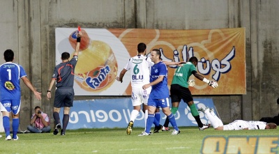 קינן מוציא את הכרטיס האדום לבסיט (אלעד ירקון) קינן מוציא את הכרטיס האדום לבסיט (אלעד ירקון)