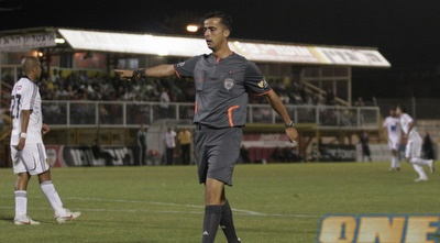 זטמה מסמן לעבר הנקודה הלבנה (קובי אליהו) זטמה מסמן לעבר הנקודה הלבנה (קובי אליהו)