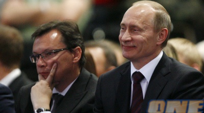 ולאדימיר פוטין, ראש ממשלת רוסיה וג´ודוקא בפני עצמו צופה בתחרות (רויטרס) ולאדימיר פוטין, ראש ממשלת רוסיה וג´ודוקא בפני עצמו צופה בתחרות (רויטרס)