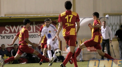 שחקני אשדוד מקיפיןם את עזריאל (קובי אליהו) שחקני אשדוד מקיפיןם את עזריאל (קובי אליהו)