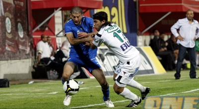 אלי ביטון ומג´ד יונס במאבק על הכדור (אלעד ירקון) אלי ביטון ומג´ד יונס במאבק על הכדור (אלעד ירקון)