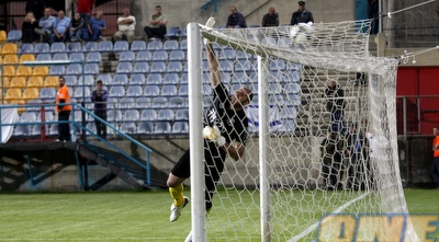 כדור עולה מעל השער של יוסי שקל (אלעד ירקון) כדור עולה מעל השער של יוסי שקל (אלעד ירקון)