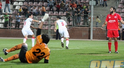 עקיצה ב-10 שניות. יצחק נכנס, כובש ורץ לספר לחבר´ה (עמית מצפה) עקיצה ב-10 שניות. יצחק נכנס, כובש ורץ לספר לחבר´ה (עמית מצפה)