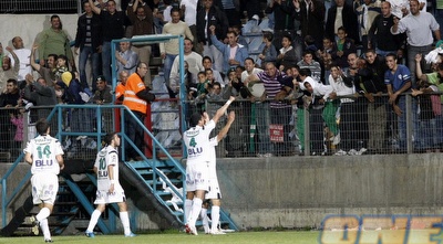 שחקני נצרת חוגגים את השער השני (אלעד ירקון) שחקני נצרת חוגגים את השער השני (אלעד ירקון)