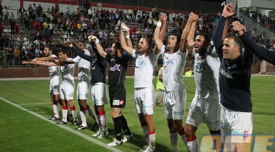 שחקני סכנין חוגגים (עמית מצפה)