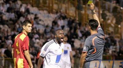 טוטו תמוז לא מבין מדוע הוא מקבל צהוב (קובי אליהו) טוטו תמוז לא מבין מדוע הוא מקבל צהוב (קובי אליהו)