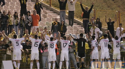 שחקני בית&qout;ר מודים לקהל (קובי אליהו) שחקני בית&qout;ר מודים לקהל (קובי אליהו)