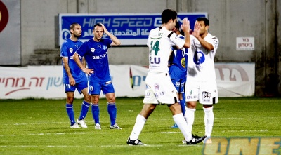 שחקני נצרת חוגגים את השער השלישי, צרפתי וביטון לא מאמינים (אלעד ירקון) שחקני נצרת חוגגים את השער השלישי, צרפתי וביטון לא מאמינים (אלעד ירקון)