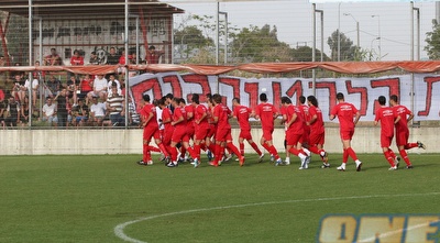 שחקני הפועל מתחממים, האוהדים מחממים את האווירה (רועי גלדסטון) שחקני הפועל מתחממים, האוהדים מחממים את האווירה (רועי גלדסטון)