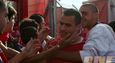 אוהדי הפועל מקבלים בחום את ורמוט (רועי גלדסטון) אוהדי הפועל מקבלים בחום את ורמוט (רועי גלדסטון)