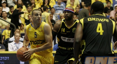 לימונד חודר לסל, פינוק ו-וושהאם מנסים להפריע (שי לוי) לימונד חודר לסל, פינוק ו-וושהאם מנסים להפריע (שי לוי)