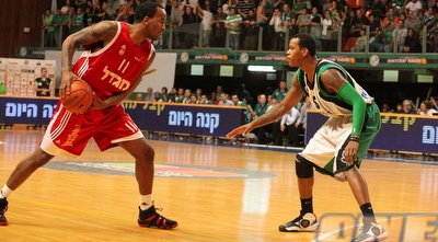 ג´פרסון מביט לליונס בלבן של העיניים (עמית מצפה) ג´פרסון מביט לליונס בלבן של העיניים (עמית מצפה)