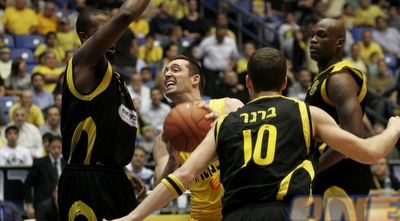 צ´אק איידסון חודר בין שחקני נתניה (שי לוי) צ´אק איידסון חודר בין שחקני נתניה (שי לוי)