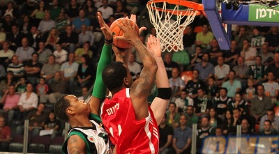 ליונס עולה לסל מול חיפה (עמית מצפה) ליונס עולה לסל מול חיפה (עמית מצפה)